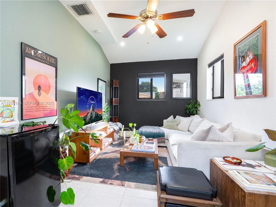 待售: $750,000 (4 贝兹, 1 浴室, 1360 平方英尺)