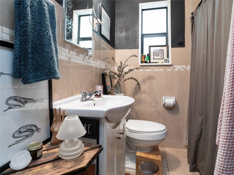 待售: $750,000 (4 贝兹, 1 浴室, 1360 平方英尺)