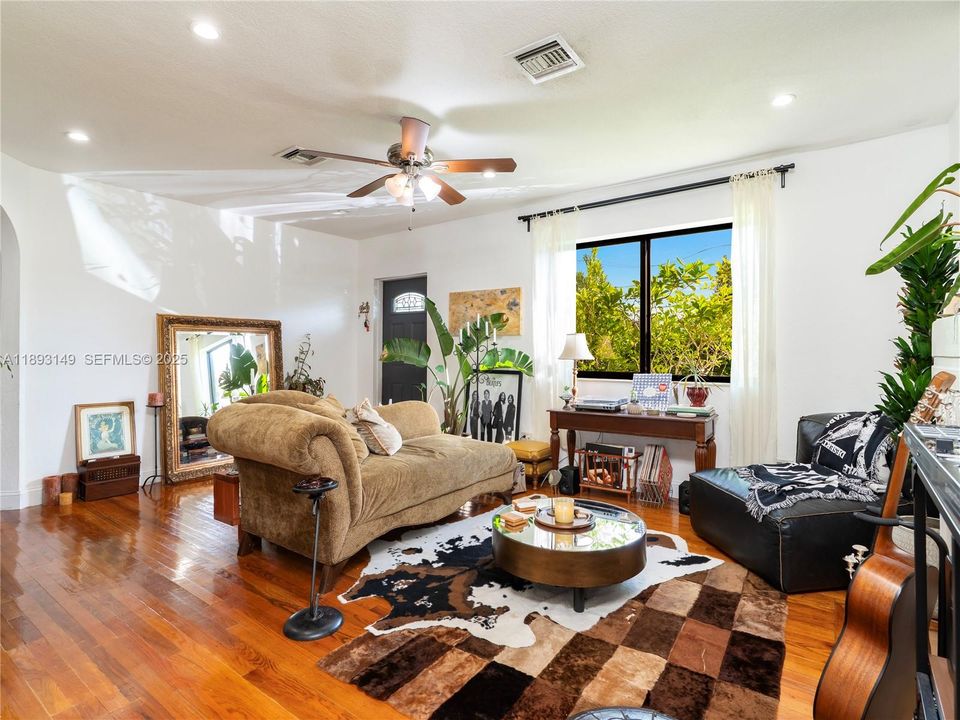 待售: $750,000 (4 贝兹, 1 浴室, 1360 平方英尺)