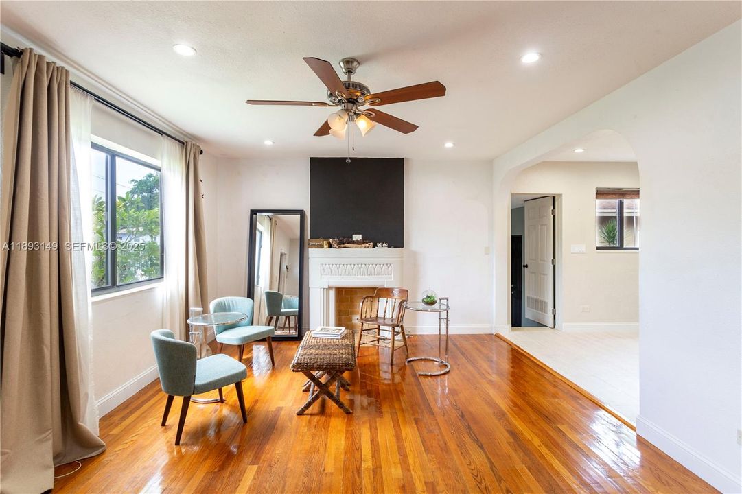 待售: $750,000 (4 贝兹, 1 浴室, 1360 平方英尺)