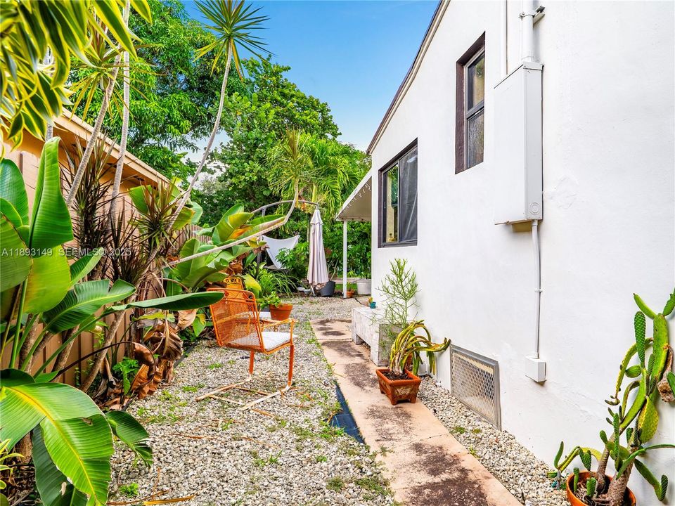 待售: $750,000 (4 贝兹, 1 浴室, 1360 平方英尺)