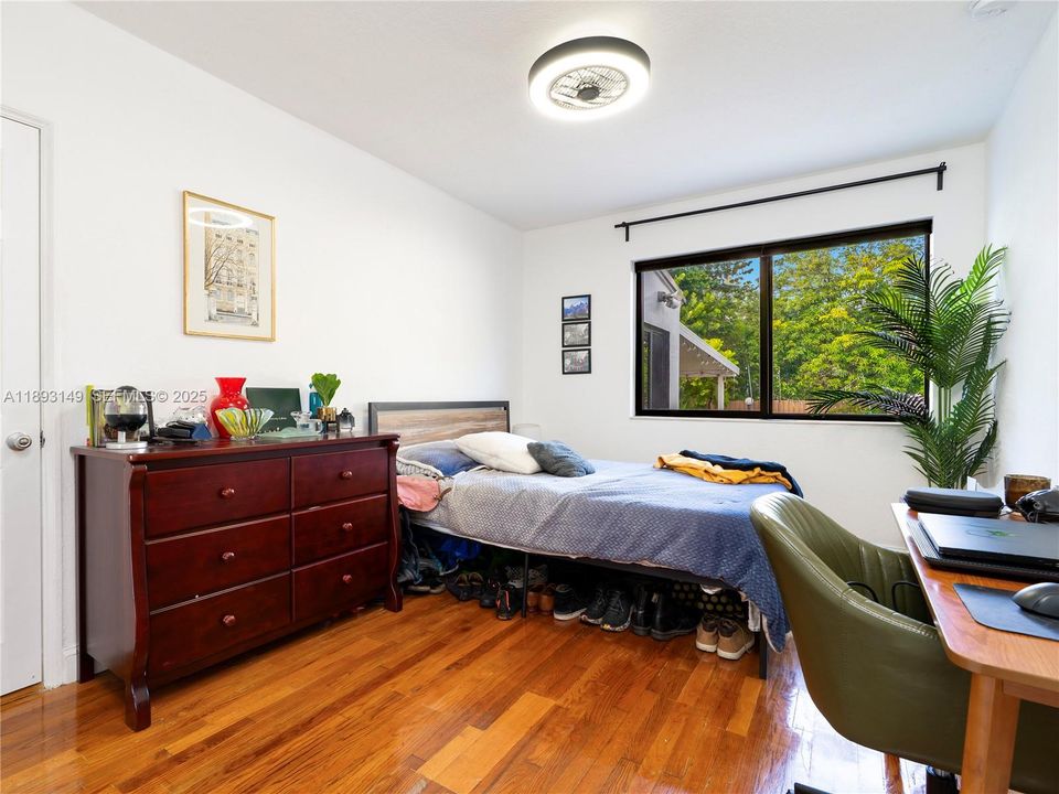 待售: $750,000 (4 贝兹, 1 浴室, 1360 平方英尺)