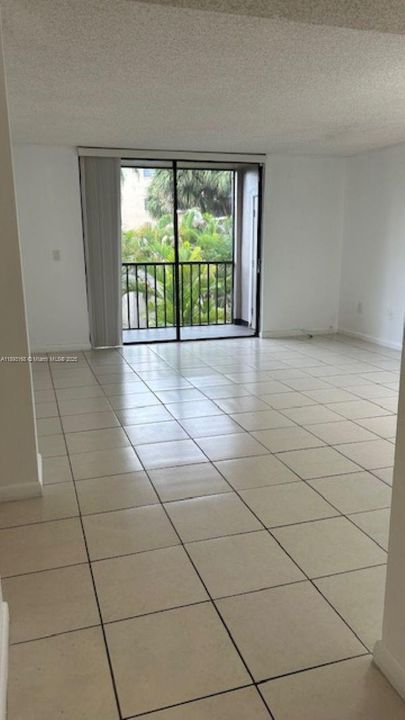 Под контрактом: $2,300 (2 спален, 2 ванн, 965 Квадратных фут)