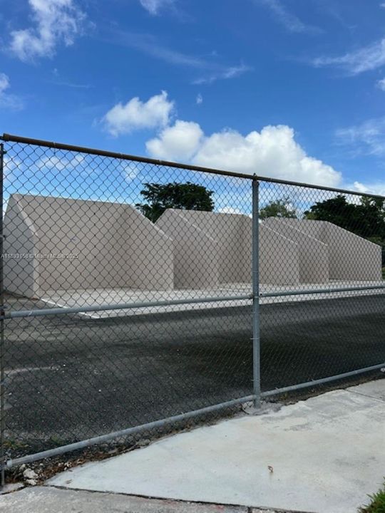 Под контрактом: $2,300 (2 спален, 2 ванн, 965 Квадратных фут)