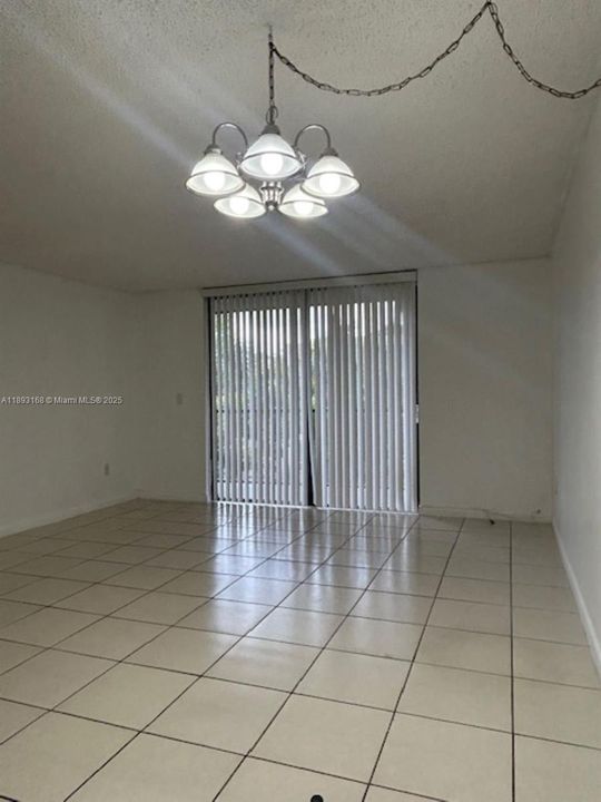 Под контрактом: $2,300 (2 спален, 2 ванн, 965 Квадратных фут)