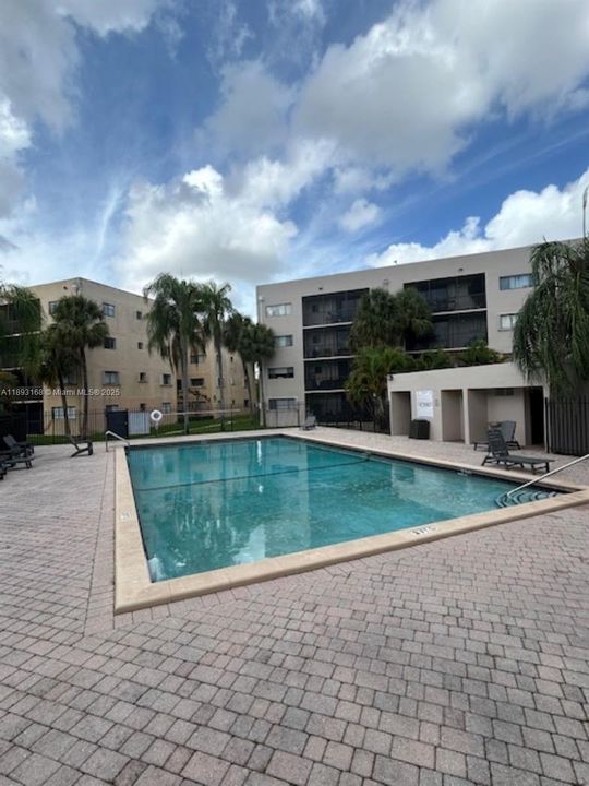 Под контрактом: $2,300 (2 спален, 2 ванн, 965 Квадратных фут)