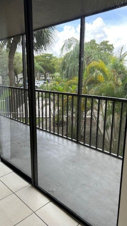 Под контрактом: $2,300 (2 спален, 2 ванн, 965 Квадратных фут)