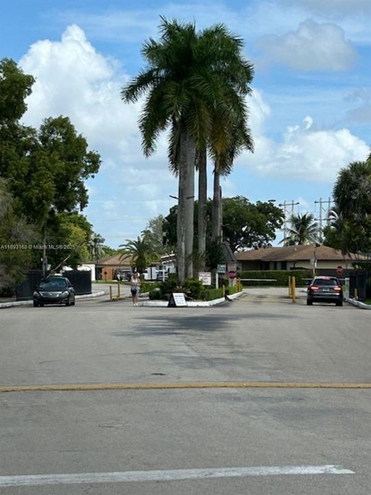 Под контрактом: $2,300 (2 спален, 2 ванн, 965 Квадратных фут)