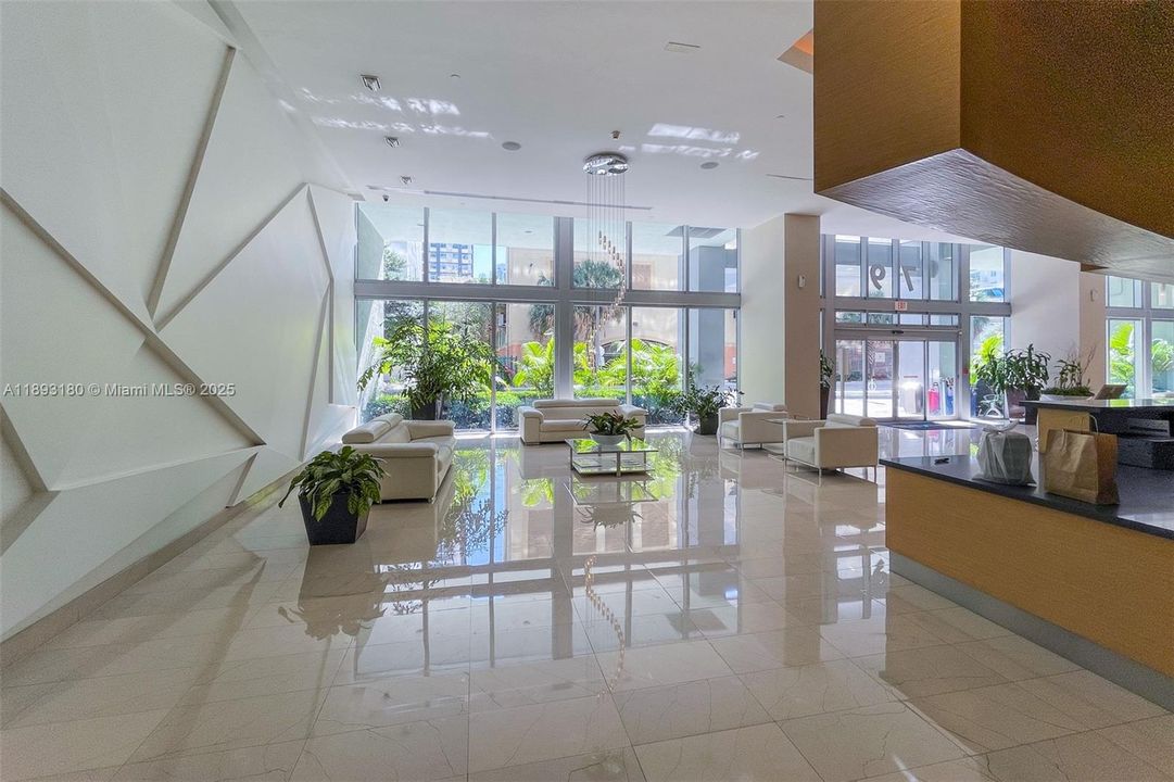 最近售出: $400,000 (1 贝兹, 1 浴室, 694 平方英尺)