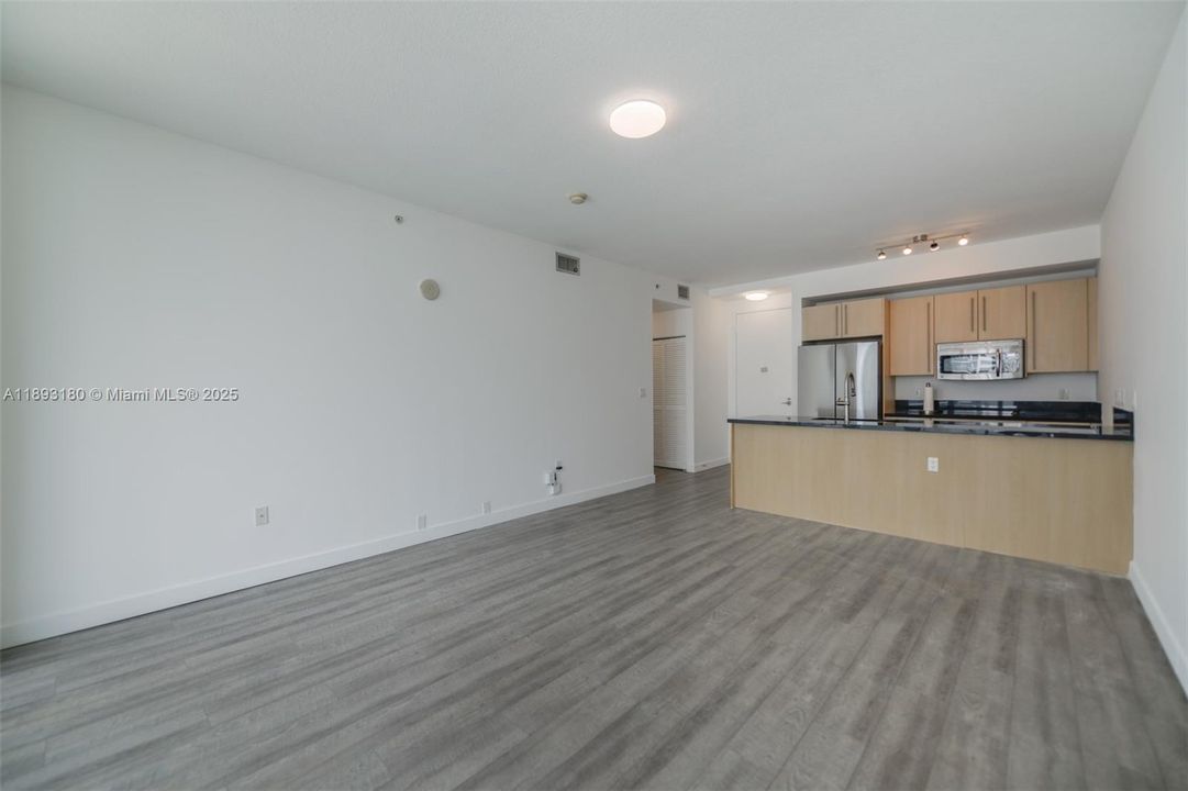 最近售出: $400,000 (1 贝兹, 1 浴室, 694 平方英尺)