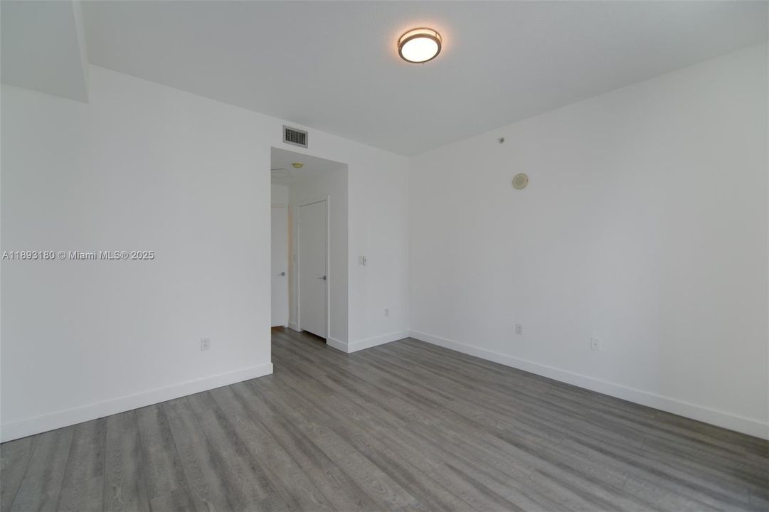 最近售出: $400,000 (1 贝兹, 1 浴室, 694 平方英尺)