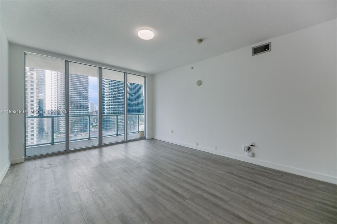 最近售出: $400,000 (1 贝兹, 1 浴室, 694 平方英尺)