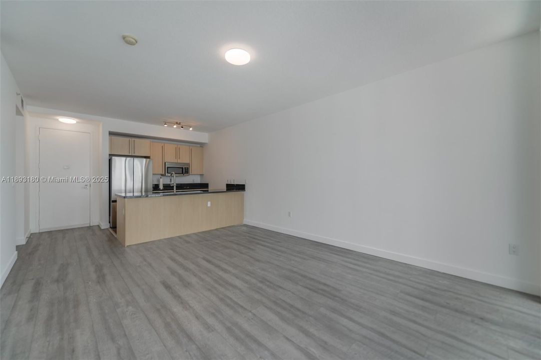 最近售出: $400,000 (1 贝兹, 1 浴室, 694 平方英尺)