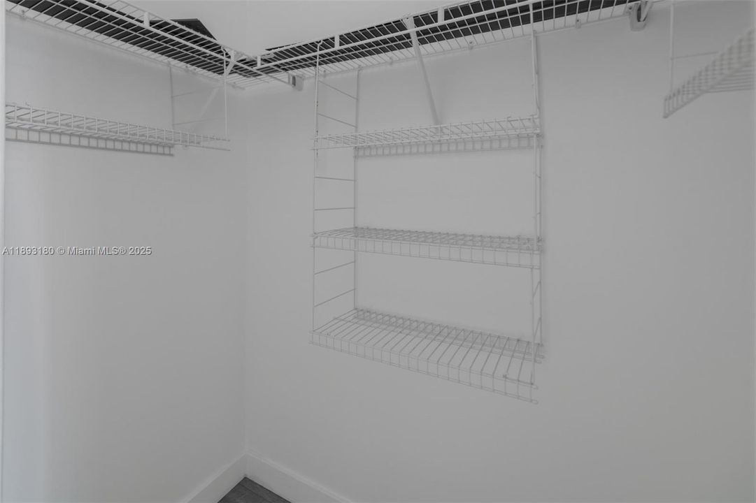 最近售出: $400,000 (1 贝兹, 1 浴室, 694 平方英尺)