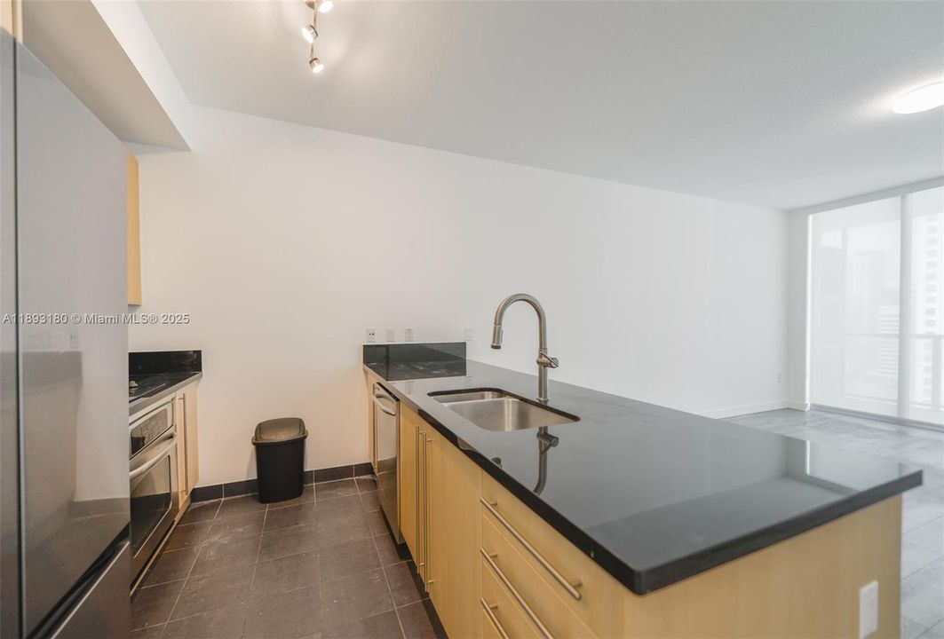 最近售出: $400,000 (1 贝兹, 1 浴室, 694 平方英尺)