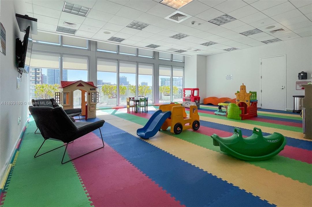 最近售出: $400,000 (1 贝兹, 1 浴室, 694 平方英尺)