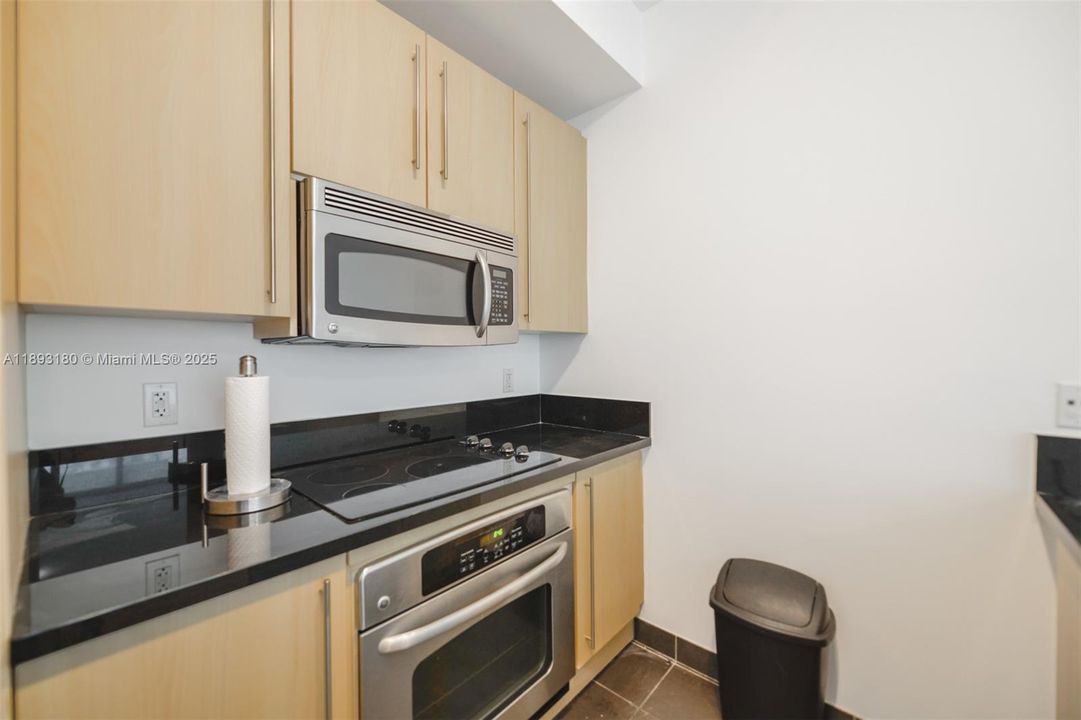 最近售出: $400,000 (1 贝兹, 1 浴室, 694 平方英尺)