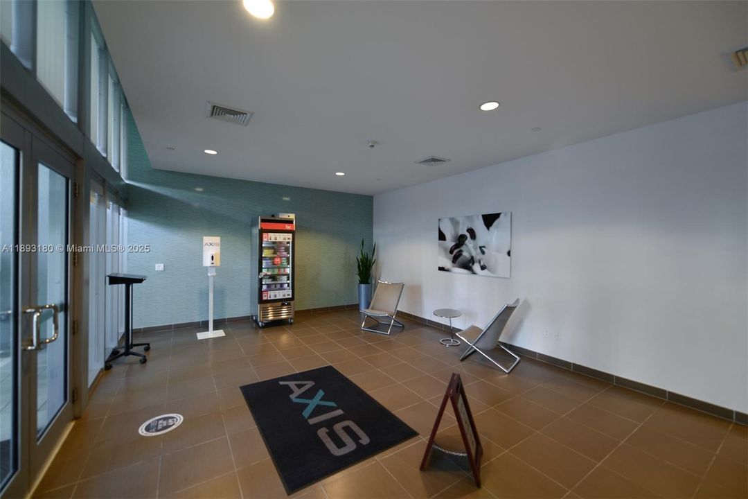 最近售出: $400,000 (1 贝兹, 1 浴室, 694 平方英尺)