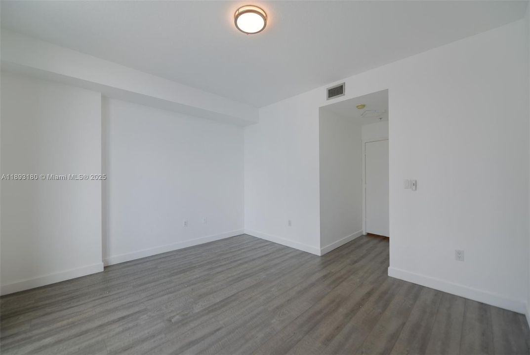 最近售出: $400,000 (1 贝兹, 1 浴室, 694 平方英尺)