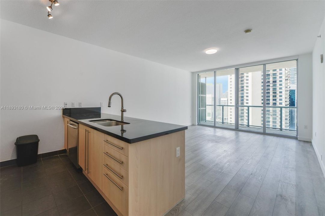 最近售出: $400,000 (1 贝兹, 1 浴室, 694 平方英尺)