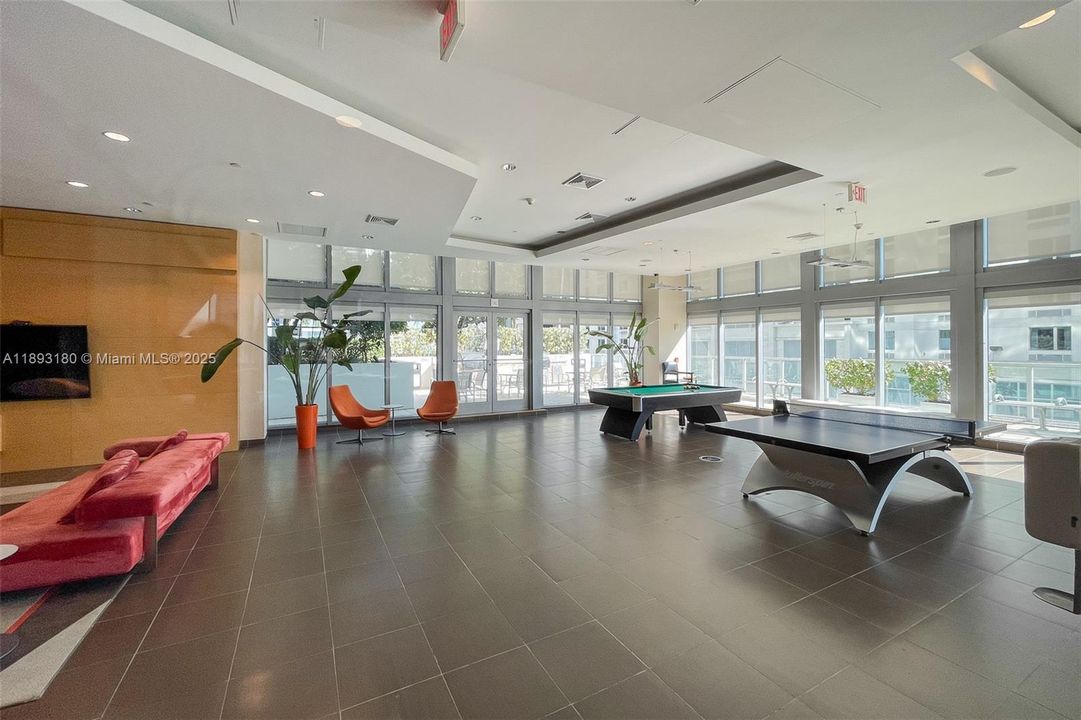 最近售出: $400,000 (1 贝兹, 1 浴室, 694 平方英尺)