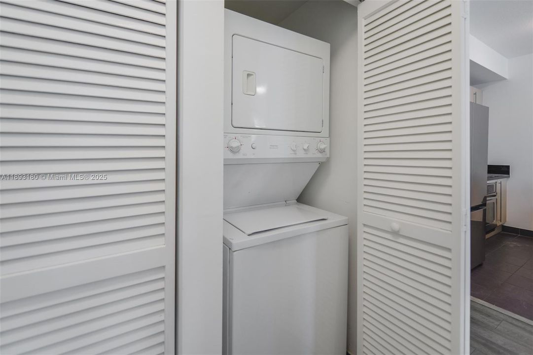 最近售出: $400,000 (1 贝兹, 1 浴室, 694 平方英尺)