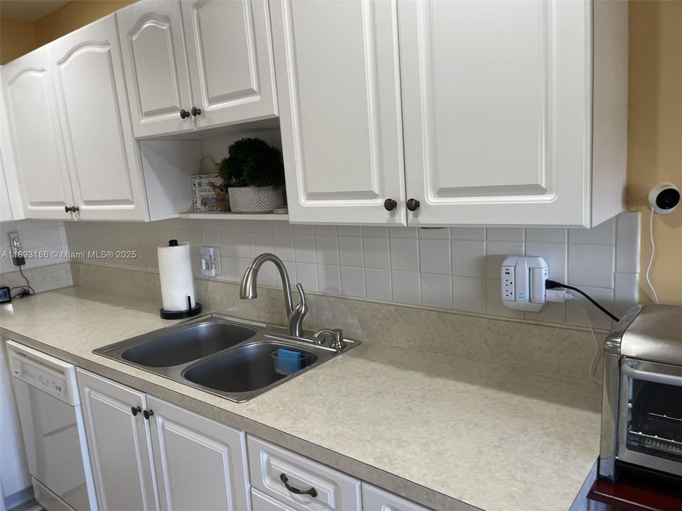 Active With Contract: $2,400 (2 beds, 2 baths, 1148 Square Feet)