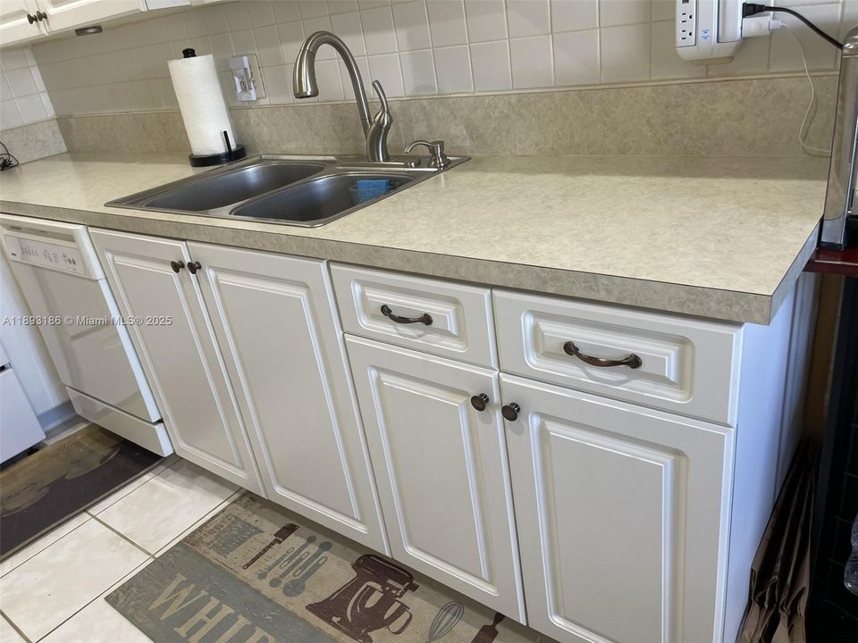 Active With Contract: $2,400 (2 beds, 2 baths, 1148 Square Feet)