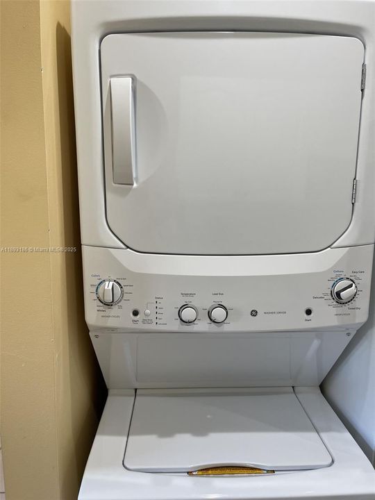 Active With Contract: $2,400 (2 beds, 2 baths, 1148 Square Feet)