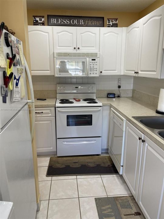 Active With Contract: $2,400 (2 beds, 2 baths, 1148 Square Feet)