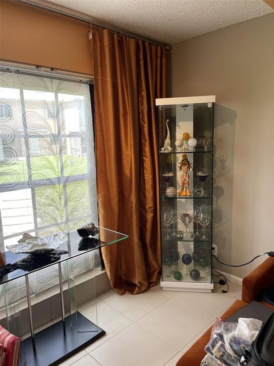 Active With Contract: $2,400 (2 beds, 2 baths, 1148 Square Feet)