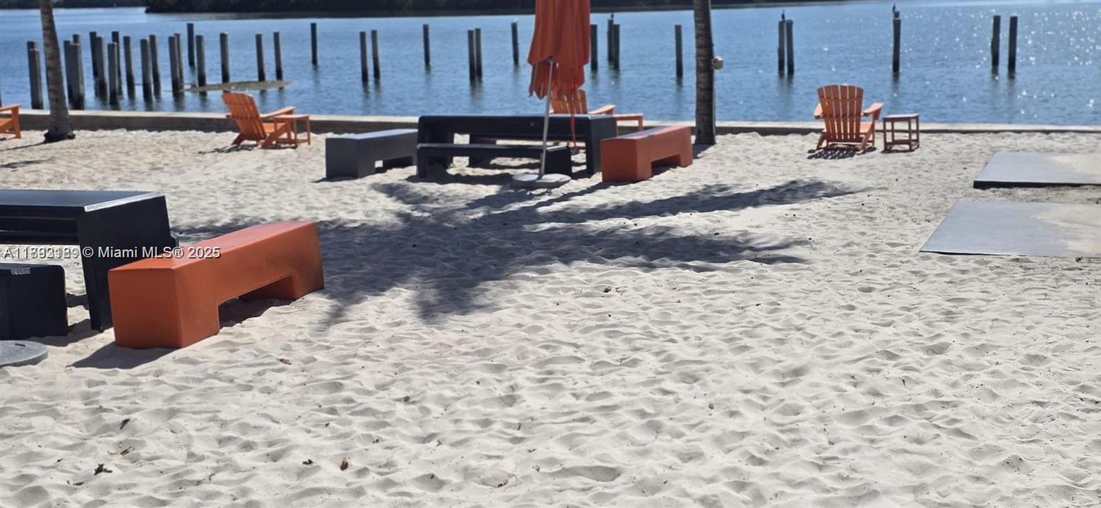 待售: $340,000 (1 贝兹, 1 浴室, 775 平方英尺)