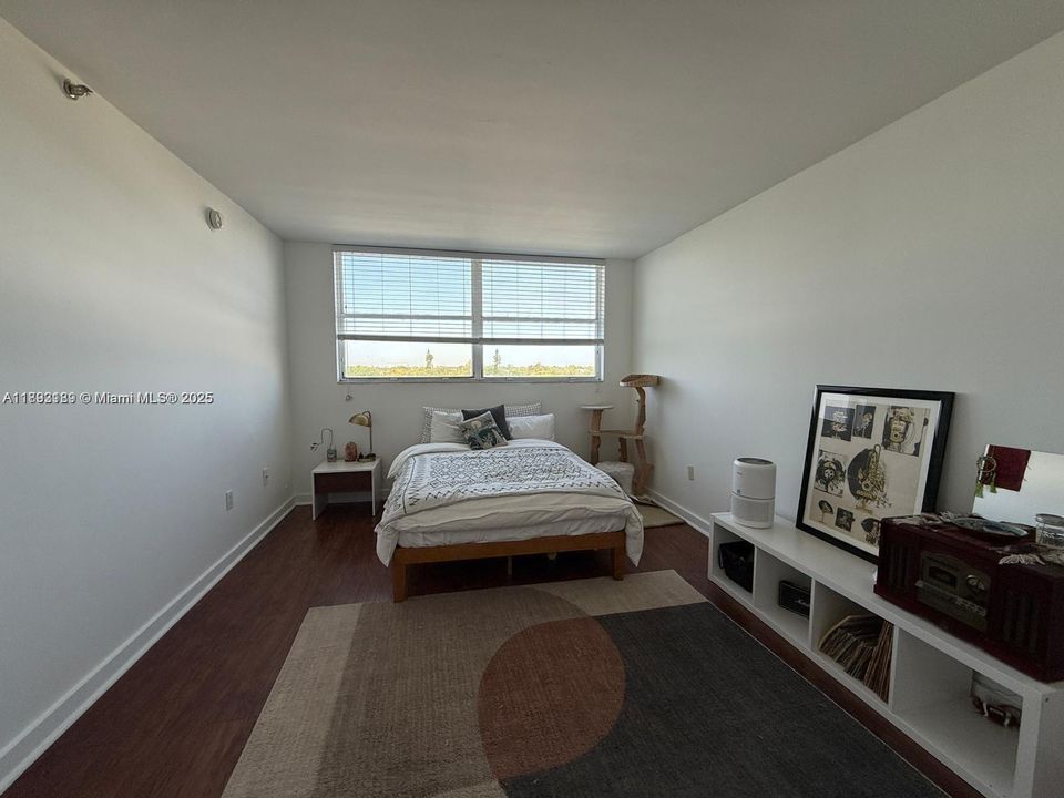 待售: $340,000 (1 贝兹, 1 浴室, 775 平方英尺)