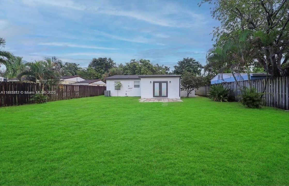 Active With Contract: $2,700 (3 beds, 1 baths, 1360 Square Feet)