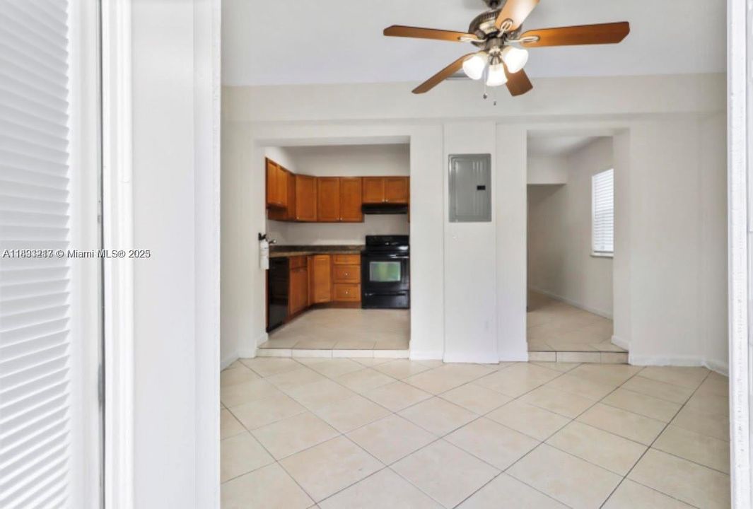 Active With Contract: $2,700 (3 beds, 1 baths, 1360 Square Feet)