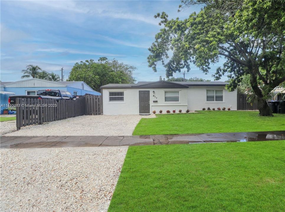 Active With Contract: $2,700 (3 beds, 1 baths, 1360 Square Feet)