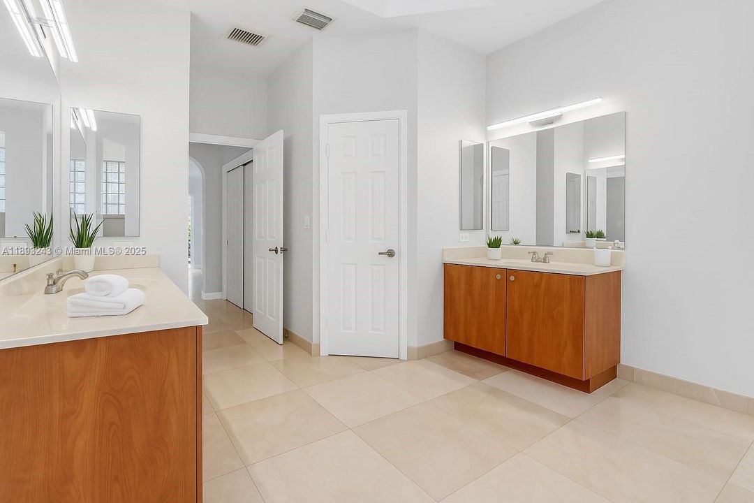 В аренду: $5,500 (5 спален, 3 ванн, 2829 Квадратных фут)