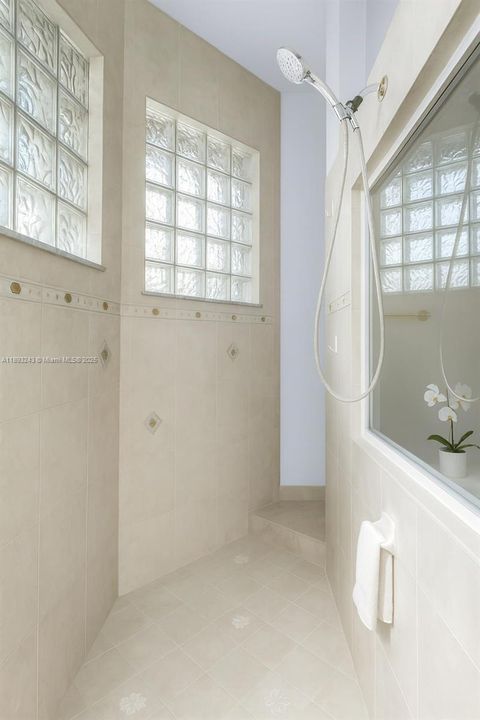 В аренду: $5,500 (5 спален, 3 ванн, 2829 Квадратных фут)