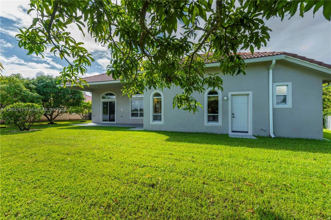 В аренду: $5,500 (5 спален, 3 ванн, 2829 Квадратных фут)