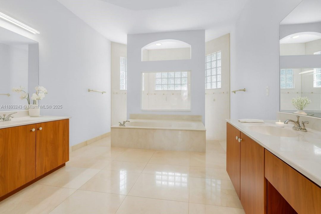 В аренду: $5,500 (5 спален, 3 ванн, 2829 Квадратных фут)