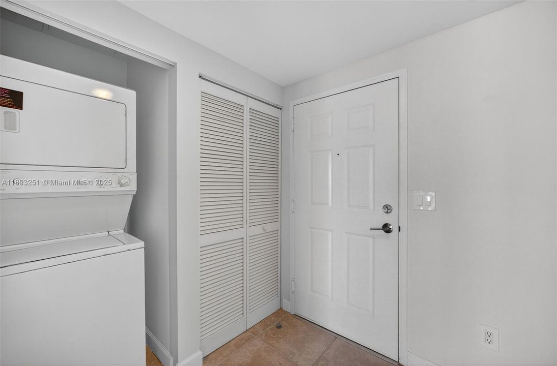 Active With Contract: $468,000 (2 beds, 2 baths, 1347 Square Feet)