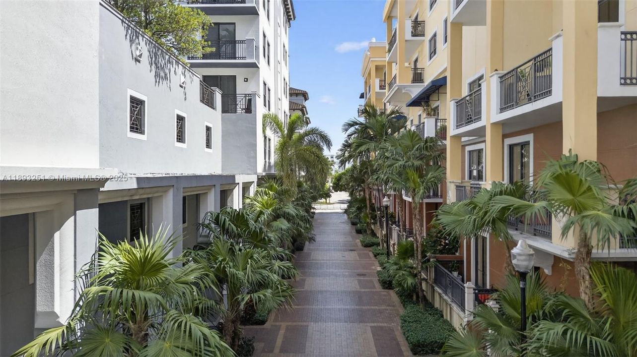 Active With Contract: $468,000 (2 beds, 2 baths, 1347 Square Feet)