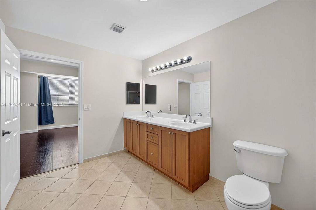 Active With Contract: $468,000 (2 beds, 2 baths, 1347 Square Feet)