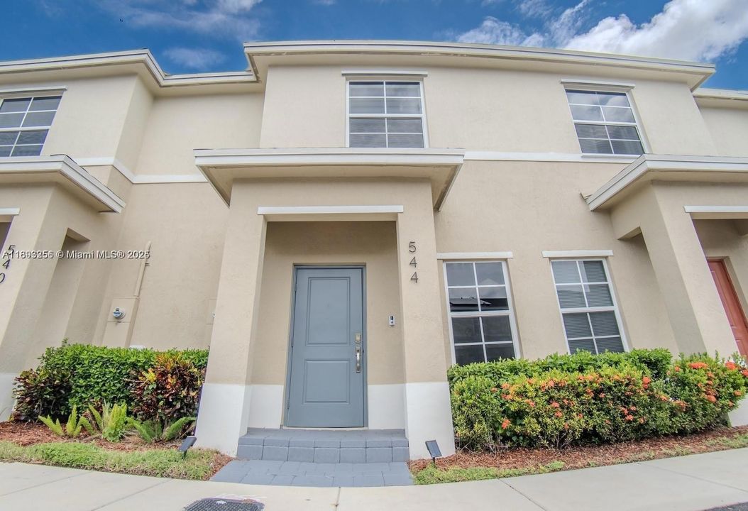 В аренду: $2,300 (2 спален, 2 ванн, 1208 Квадратных фут)