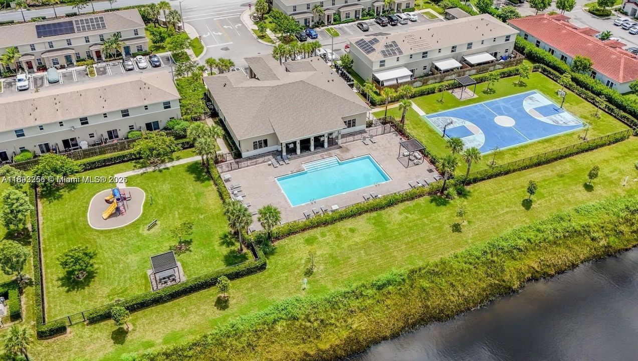 В аренду: $2,300 (2 спален, 2 ванн, 1208 Квадратных фут)