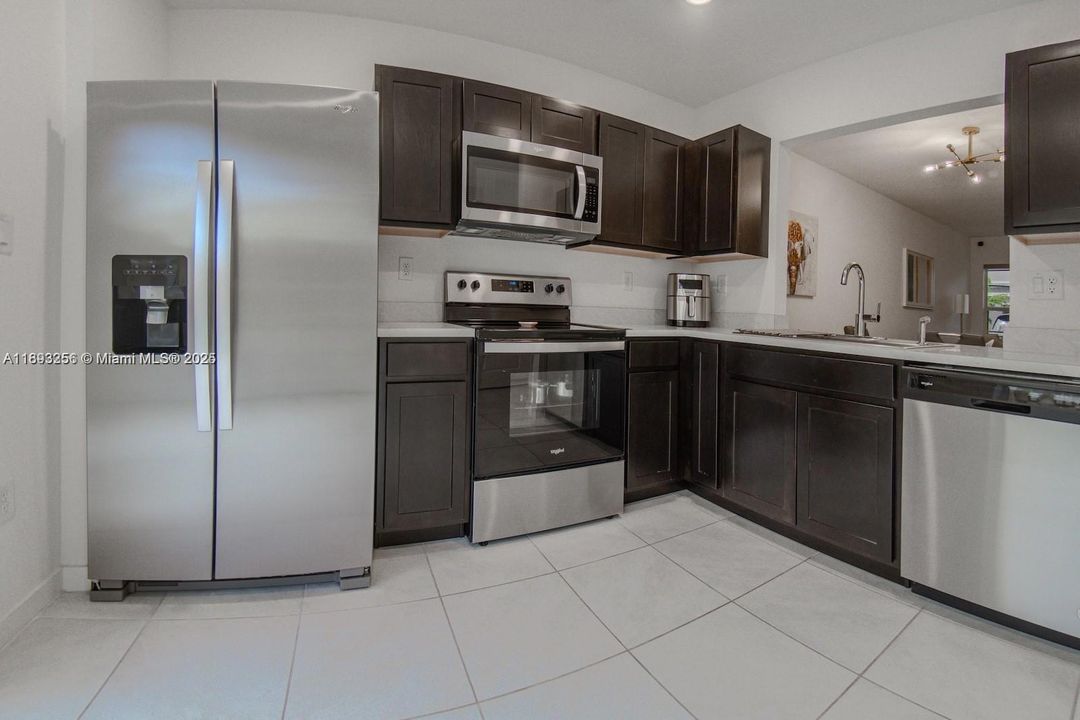 В аренду: $2,300 (2 спален, 2 ванн, 1208 Квадратных фут)