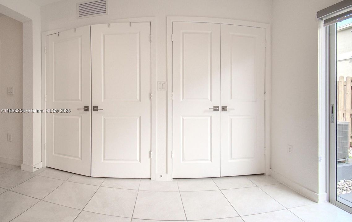 В аренду: $2,300 (2 спален, 2 ванн, 1208 Квадратных фут)