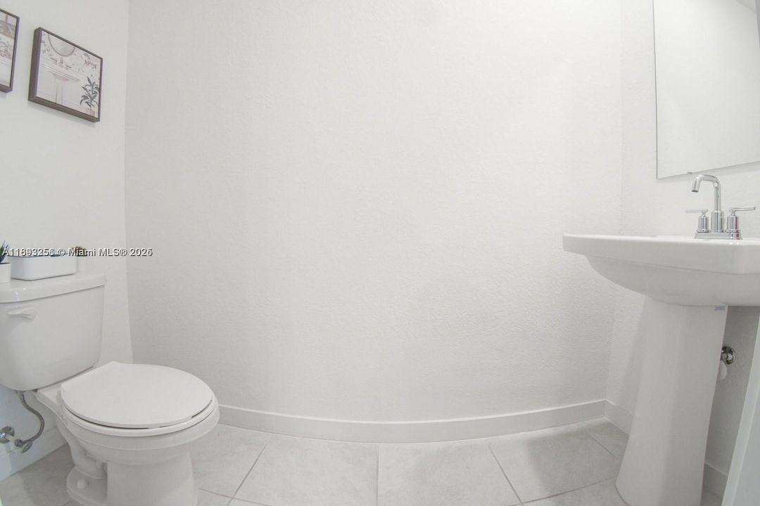 В аренду: $2,300 (2 спален, 2 ванн, 1208 Квадратных фут)