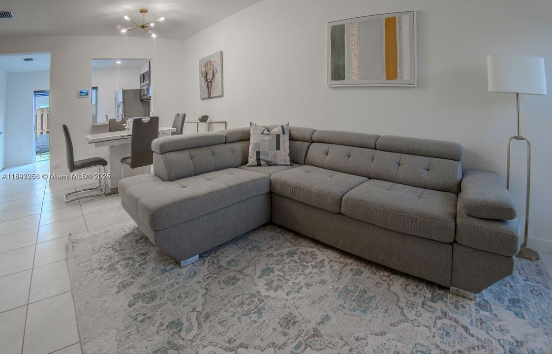 В аренду: $2,300 (2 спален, 2 ванн, 1208 Квадратных фут)