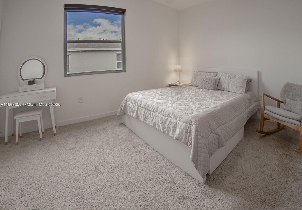 В аренду: $2,300 (2 спален, 2 ванн, 1208 Квадратных фут)